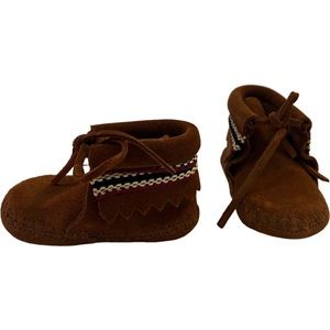 Minnetonka size 1 newborn moccasin boots with traditional design. NWOT